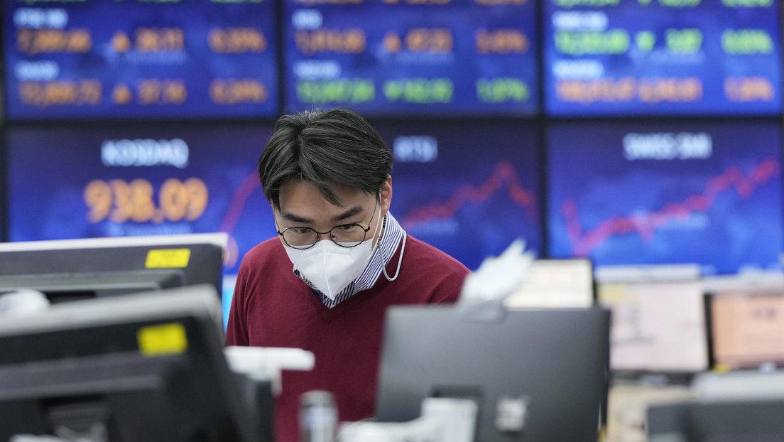 Las bolsas chinas caen ante el temor a sanciones, medidas regulatorias en EE.UU. y un nuevo brote de coronavirus