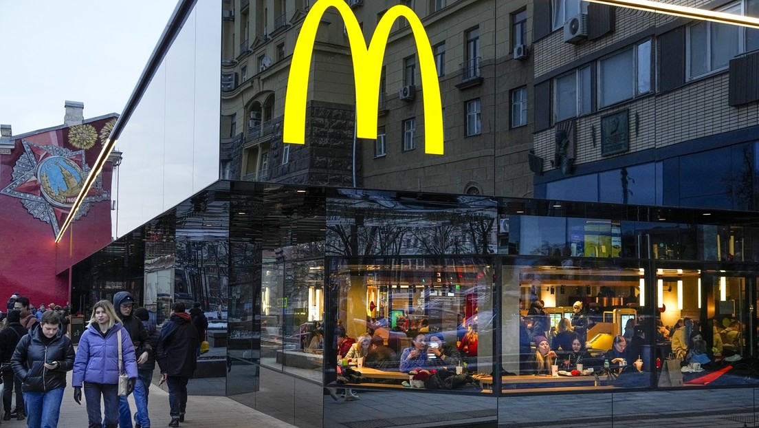VIDEO: Pianista ruso se encadena a las puertas de un McDonald's en Moscú como protesta por el cierre de la compañía