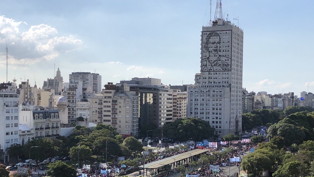 "Que la crisis la paguen los patrones": agrupaciones sociales marchan en Argentina para repudiar el nuevo acuerdo con el FMI