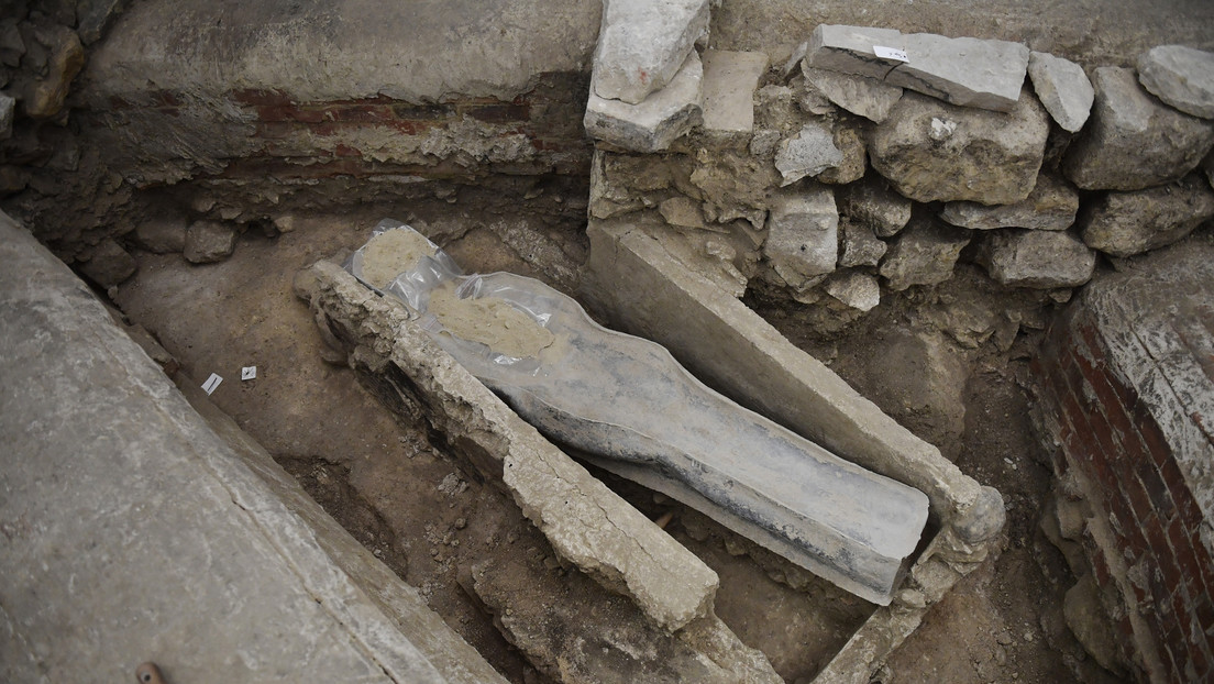 Encuentran un antiguo sarcófago de plomo con forma humana en el interior de la catedral de Notre Dame de París