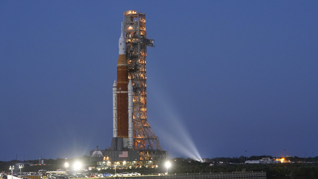 La NASA desplaza su gigantesco cohete lunar SLS hacia la plataforma de lanzamiento para sus pruebas finales