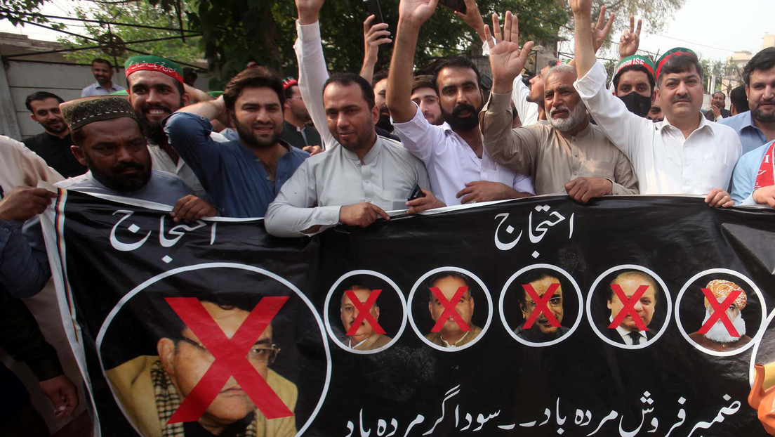 Partidarios del primer ministro paquistaní irrumpen en un edificio de la oposición para enfrentarse a legisladores disidentes (VIDEOS)