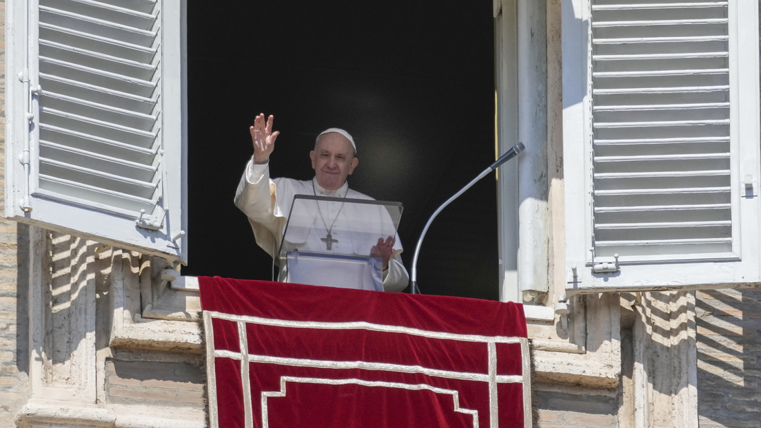 El papa Francisco promulga la nueva Constitución del Vaticano que permite a mujeres dirigir departamentos de la Santa Sede