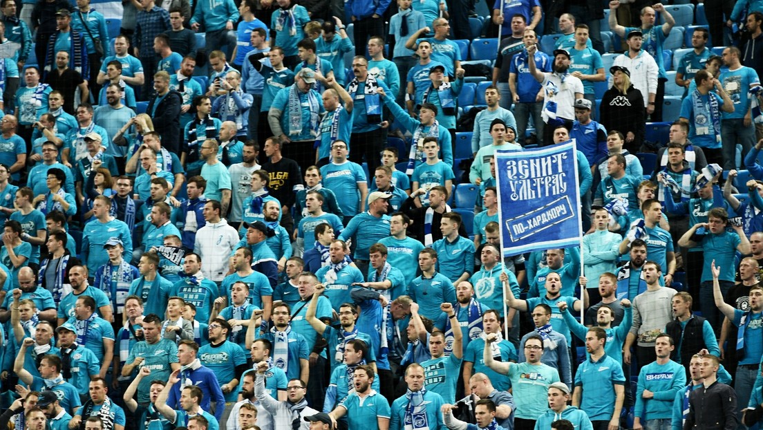 "Dijeron que no hay lugar para la política en el fútbol": Hinchas del Zenit 'caricaturizan' el sesgo hacia Rusia de la UEFA y de la FIFA