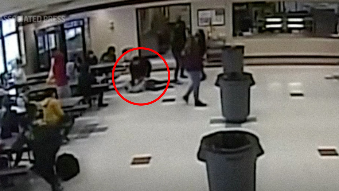 Un policía pone la rodilla en el cuello de una niña de 12 años después de una pelea escolar en EE.UU. (VIDEO)