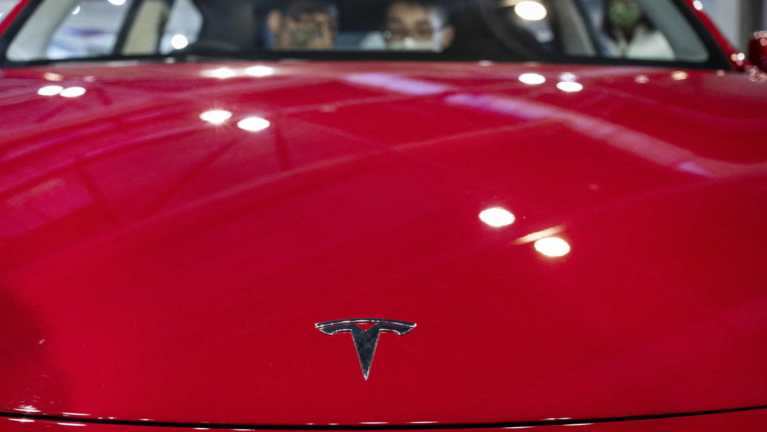 Destruye su Tesla Model S nuevo tras salir volando en una cuesta (VIDEO)