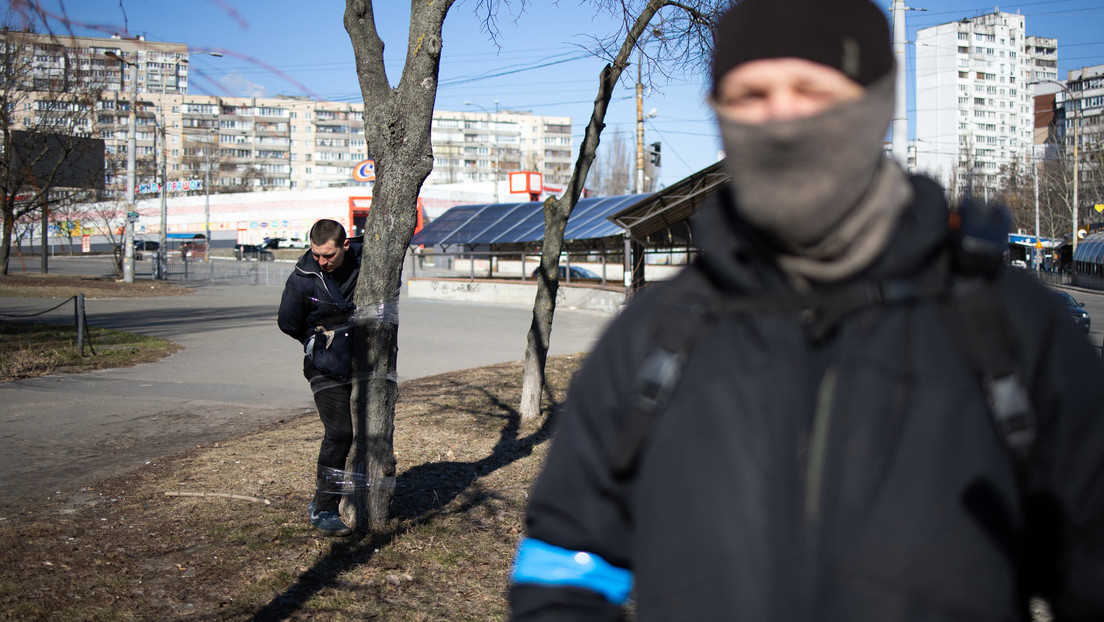 Asesor del ministro del Interior ucraniano no considera "salvaje" desnudar y atar en postes a los saqueadores