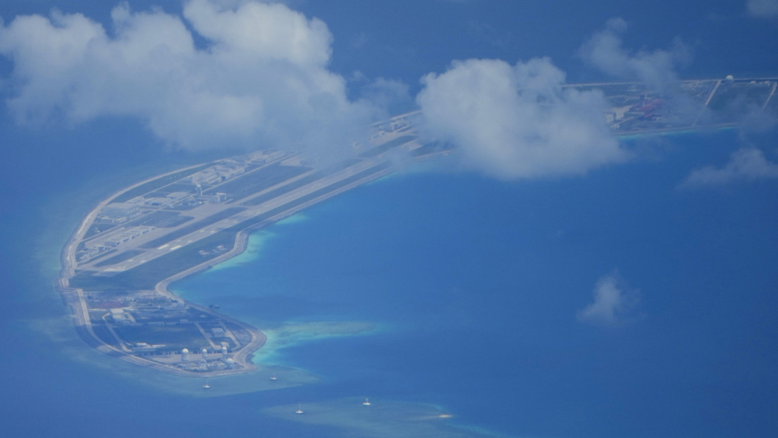 China reafirma su derecho a colocar "las defensas necesarias en su territorio" de las islas artificiales en el mar de la China Meridional