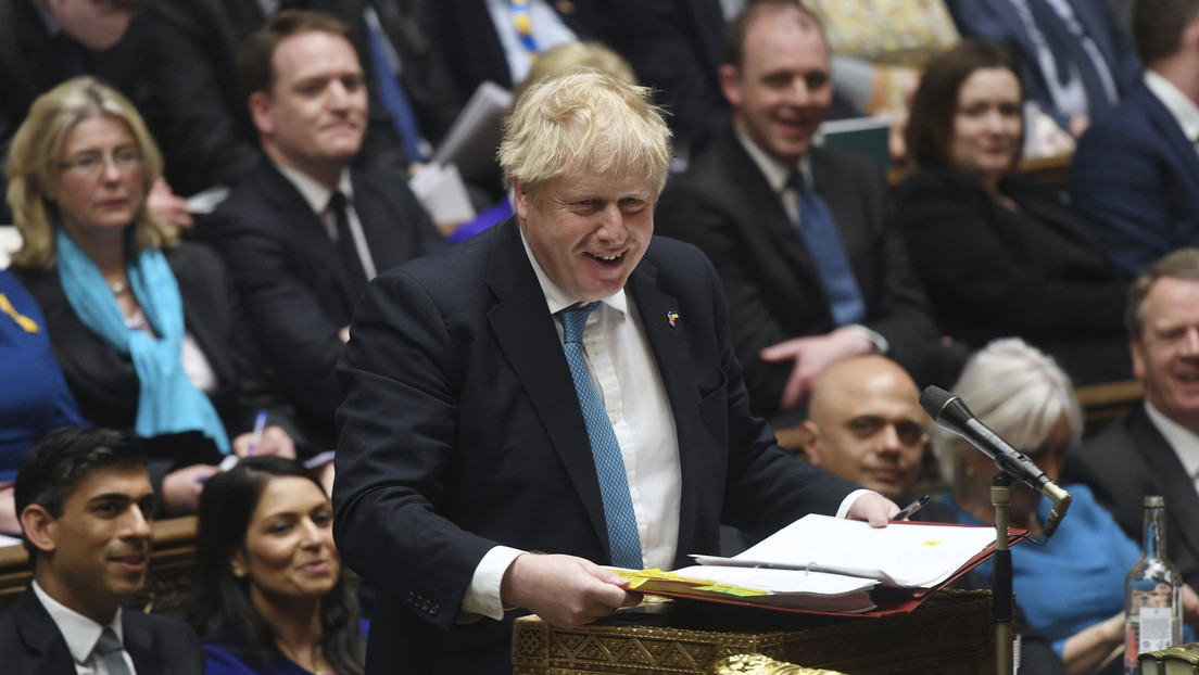 VIDEO: Boris Johnson se ríe y hace muecas mientras hablan sobre el sufrimiento de los ucranianos en la Cámara Baja del Parlamento británico