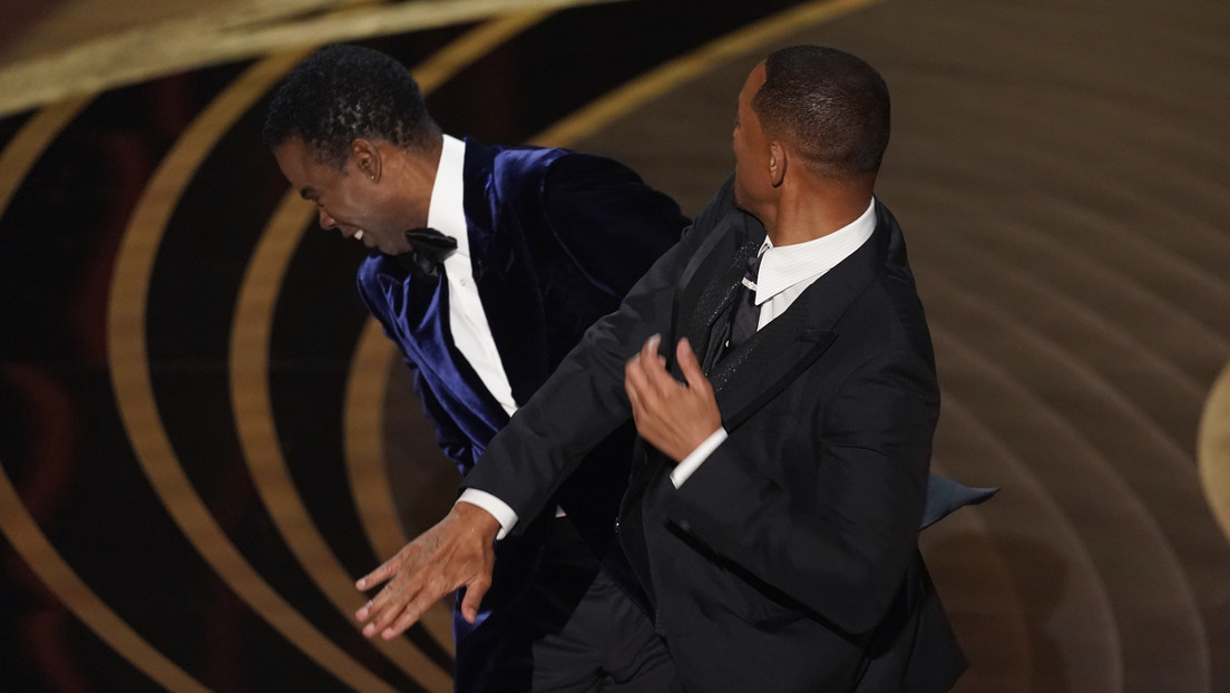 VIDEO: Will Smith sube al escenario y golpea a Chris Rock en directo en la gala de los Oscar, luego de que hiciera una broma sobre su esposa
