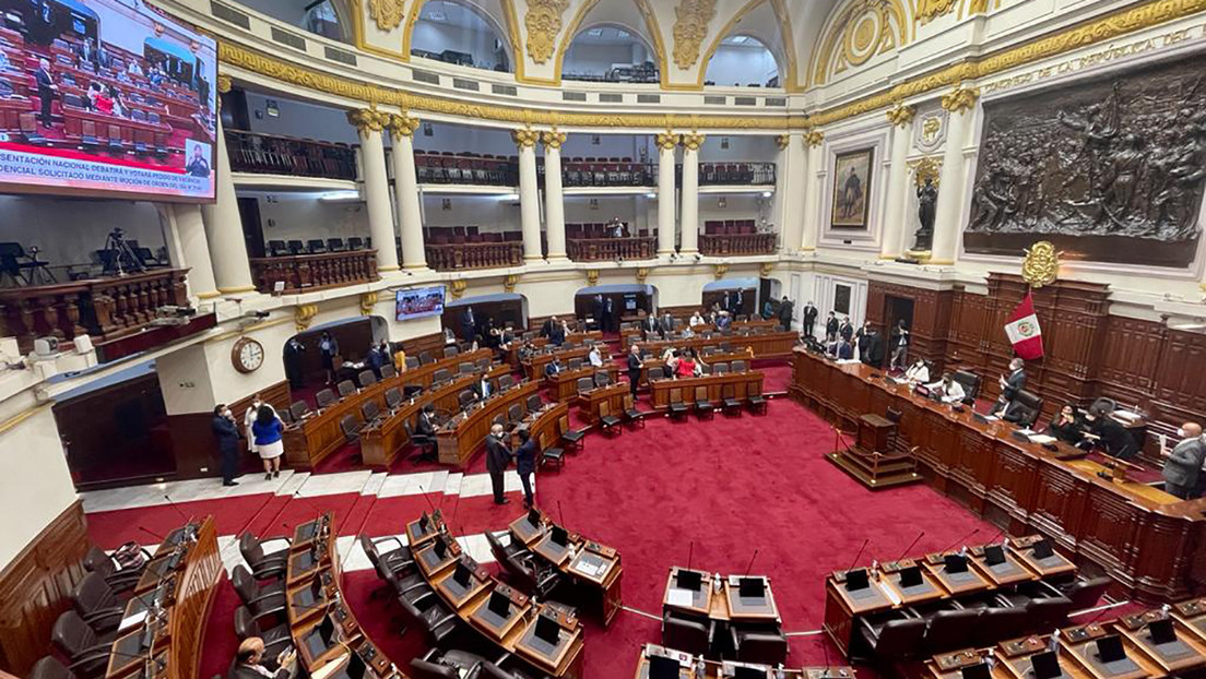 El cartel de una legisladora paraliza momentáneamente la sesión de la vacancia presidencial de Pedro Castillo en el Congreso de Perú