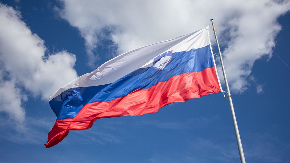 La Embajada de Eslovenia en Kiev retira su bandera por "parecerse demasiado a la rusa"