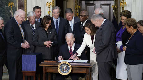 Biden firma el presupuesto para el resto del año que incluye 13.600 millones de dólares de ayuda militar y humanitaria a Ucrania