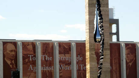 VIDEO: Una ciudad estadounidense tapa el nombre de Putin de un monumento conmemorativo del 11-S