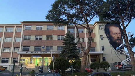 Artista callejero pinta un mural con el retrato de Dostoyevski en Nápoles como forma de protesta contra la censura