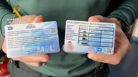 Un conductor presenta ante la policía dos identificaciones de la 'República Errante Menda Lerenda' tras consumir pastelillos de marihuana