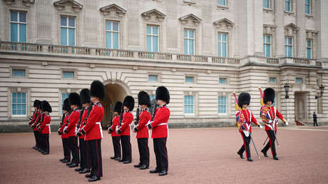 Estaba "aburrido": un guardia de la reina Isabel II se va sin permiso a Ucrania, pero regresa pronto por miedo a ser condenado
