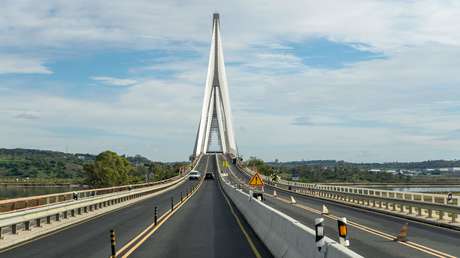 Un grupo de pescadores corta con barricadas un puente que une España con Portugal (VIDEO)