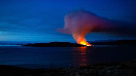FOTOS: La deshabitada 'isla del ántrax' se consume en un mar de llamas
