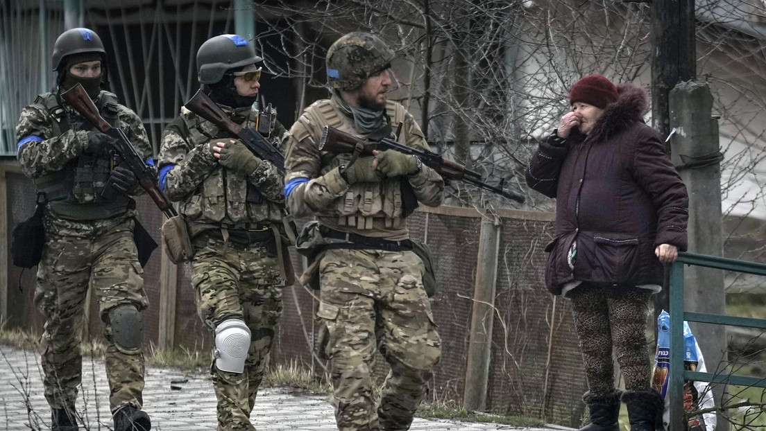 Analista: Se fabrican historias de supuestos crímenes de militares rusos, mientras son las tropas de Kiev las que en realidad cometen atrocidades