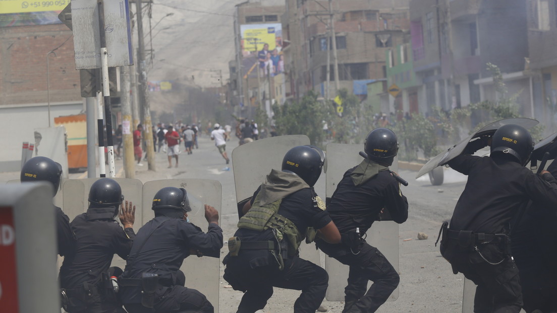 Muertes, disturbios y represión: la crisis de Pedro Castillo se agrava al imponer un toque de queda contra el paro de transportistas en Perú