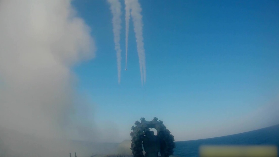 VIDEO: El lanzamiento consecutivo de 4 misiles de alta precisión Kalibr rusos contra bases para almacenamiento de combustible en Ucrania