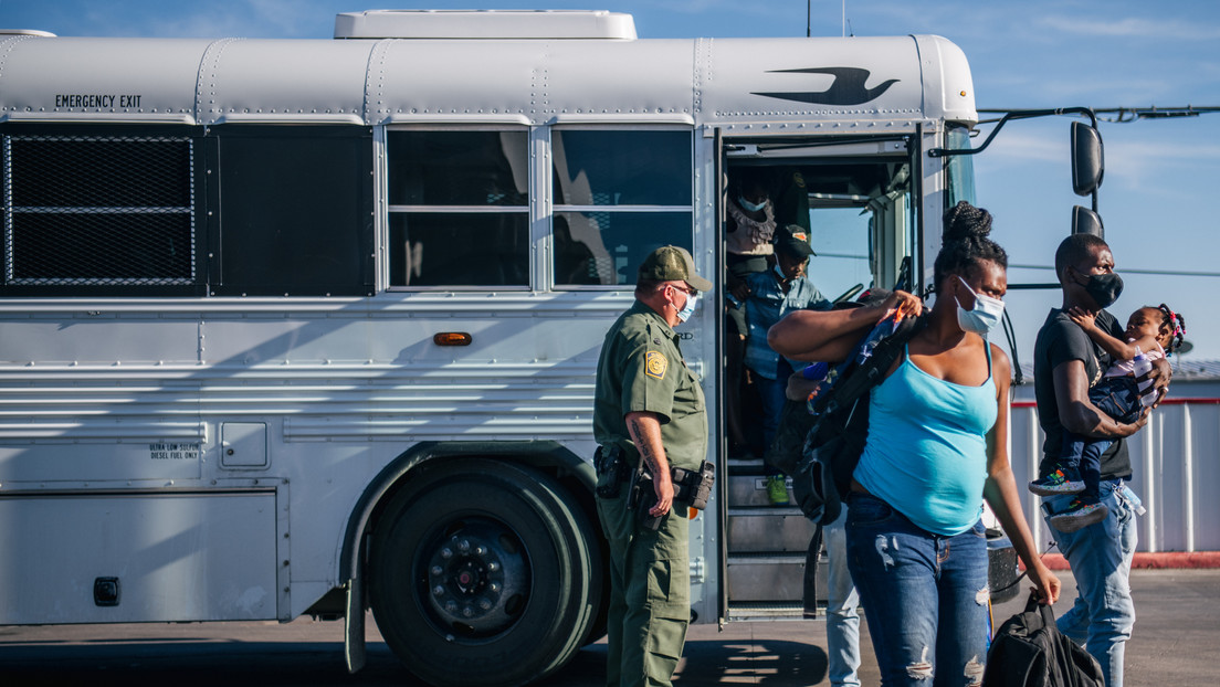 El gobernador de Texas anuncia que fletará autobuses para dejar a migrantes sin papeles en el Capitolio