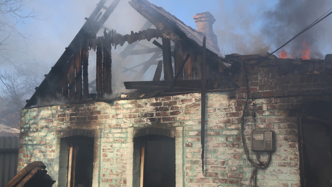 Militares ucranianos atacan una zona residencial de Donetsk con sistemas de lanzacohetes múltiples, denuncian las autoridades locales