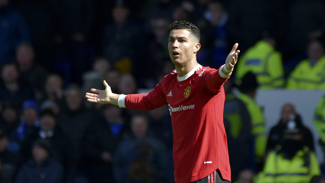 Cristiano Ronaldo tira al suelo el teléfono móvil de un aficionado tras la derrota del Manchester United y luego se disculpa (VIDEO)