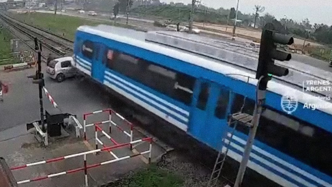VIDEO: Un tren embiste un coche que cruza un paso a nivel con la barrera baja en Argentina