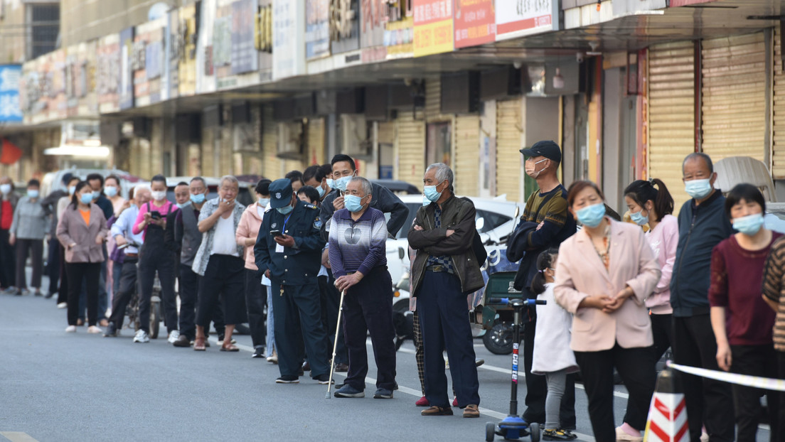 "Gente gritando por las ventanas después de una semana de bloqueo total": videos muestran cómo vive Shanghái bajo la política de 'cero covid'