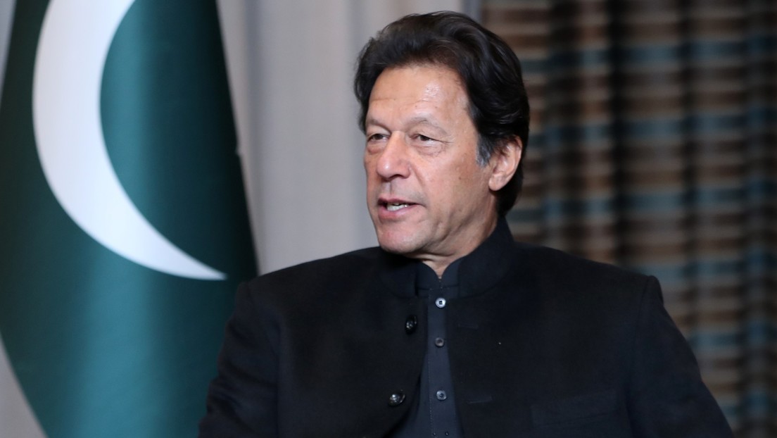 El ex primer ministro de Pakistán dice que su destitución fue fruto de "una conspiración extranjera" y llama a "la lucha por la libertad"