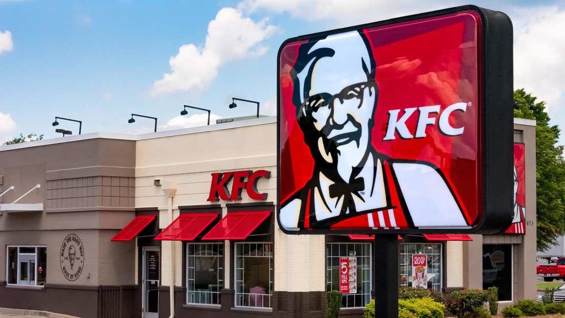 Acusan a KFC de crear videos "engañosos" sobre la crianza de pollos con altos estándares de bienestar animal