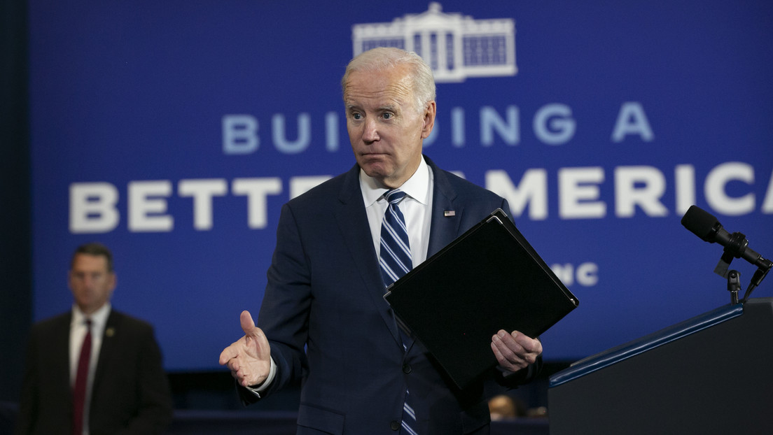 VIDEO: Biden se pierde al intentar bajar del podio tras extender su mano para un apretón (y no encontrar a nadie)