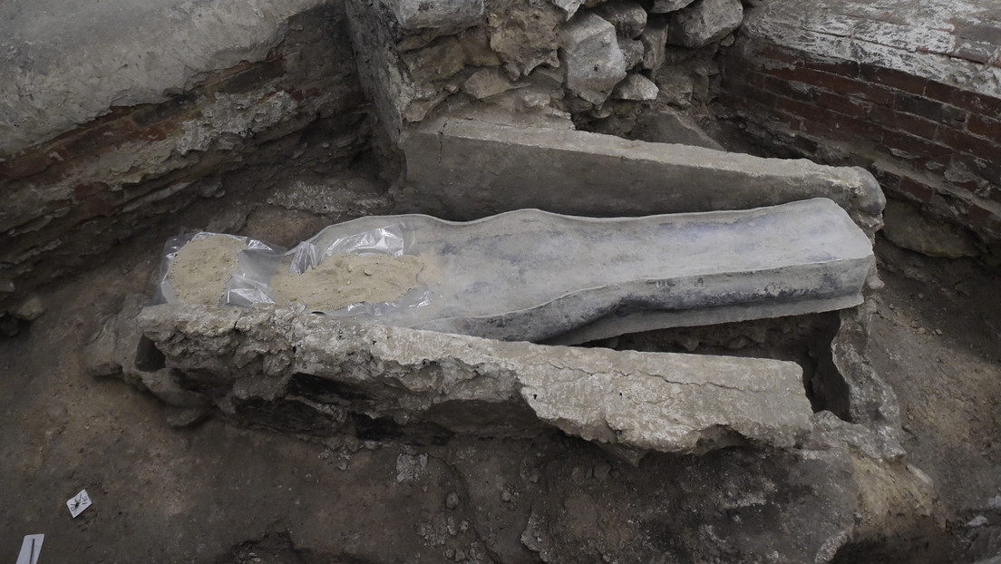 Arqueólogos franceses se preparan para abrir el misterioso sarcófago hallado debajo de la nave central de Notre Dame