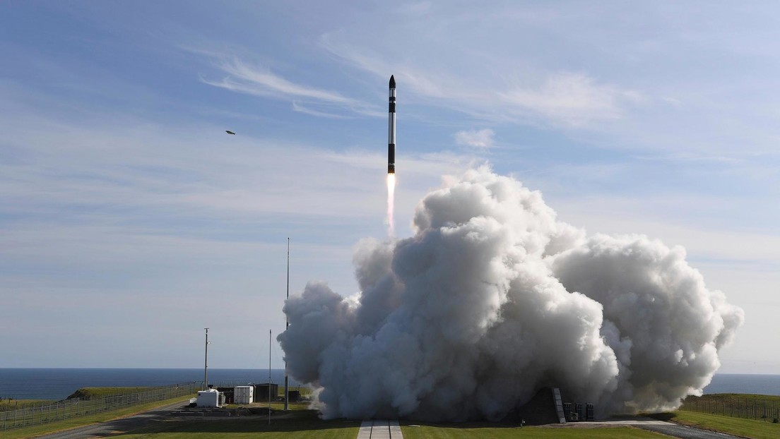 Rocket Lab intentará atrapar con un helicóptero el propulsor de su cohete Electron en el aire