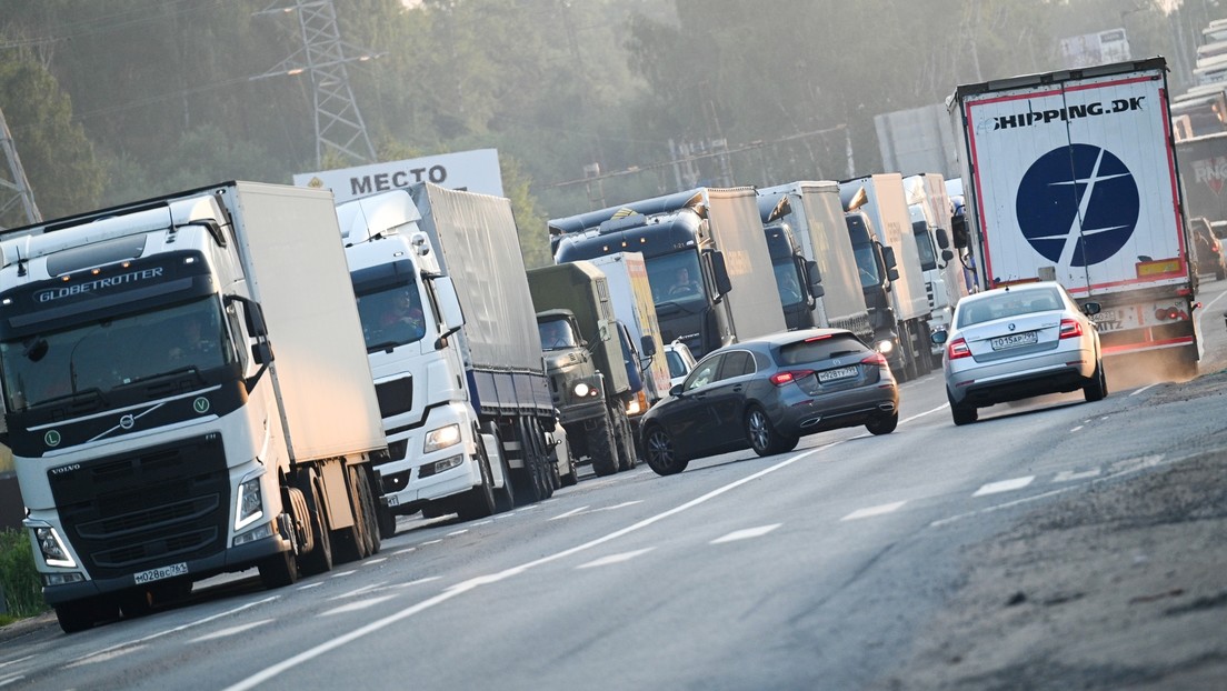 Decenas de kilómetros en fila y largas horas de espera: Miles de camiones rusos y bielorrusos están atrapados en las fronteras europeas