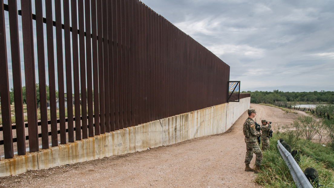 "Una tragedia sin sentido": una mujer muere tras intentar escalar el muro fronterizo entre México y EE.UU.