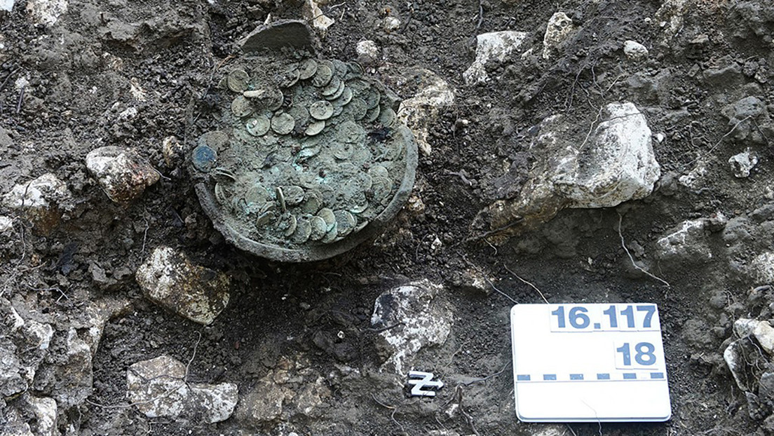 Un arqueólogo aficionado halla en Suiza un tesoro de 1.290 monedas romanas