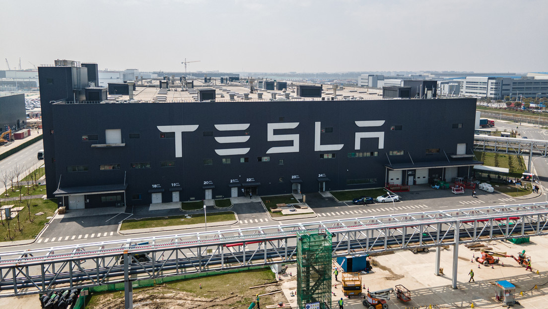 Tesla obligará a sus empleados de Shanghái a dormir en el suelo de la planta por dos semanas, según un reporte
