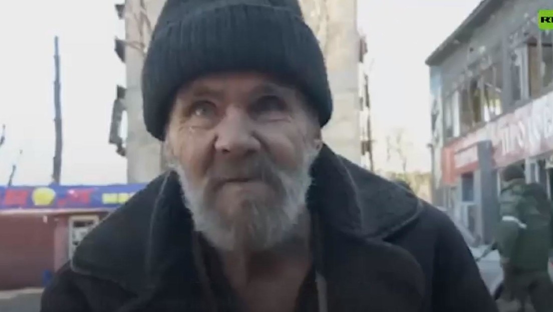VIDEO: Un anciano herido por un francotirador escapa a rastras del territorio controlado por los nacionalistas ucranianos