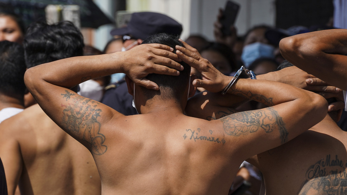 Capturan en El Salvador a pandilleros que intentan enmascarar sus tatuajes para ocultar su filiación criminal