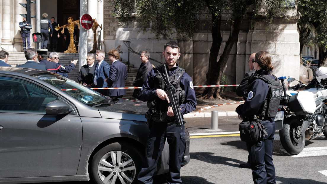 Apuñalan a un sacerdote en Francia mientras ofrecía una misa