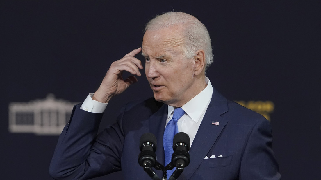 Biden vuelve a perderse al intentar bajar del podio tras extender sus manos al vacío (VIDEO)