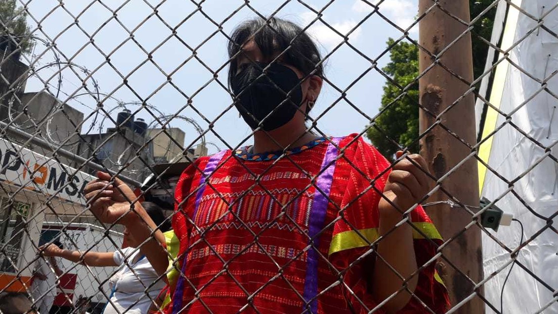 Desalojo y encapsulamiento policial: lo que se sabe del traslado de un campamento de indígenas en Ciudad de México