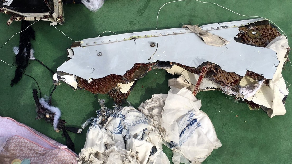 Revelan que el siniestro aéreo de EgyptAir, en el que murieron los 66 ocupantes, fue causado por un incendio provocado por el cigarrillo del piloto
