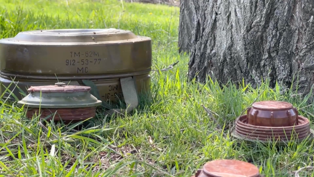 VIDEO: Encuentran minas prohibidas, que Ucrania prometió haber destruido hace años, entre las armas dejadas atrás por las fuerzas ucranianas