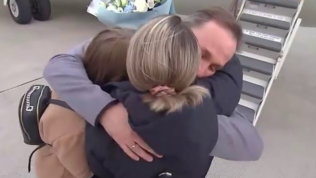 VIDEO: El piloto ruso Konstantín Yaroshenko, encarcelado en EE.UU., llega a Rusia y se reencuentra con su familia