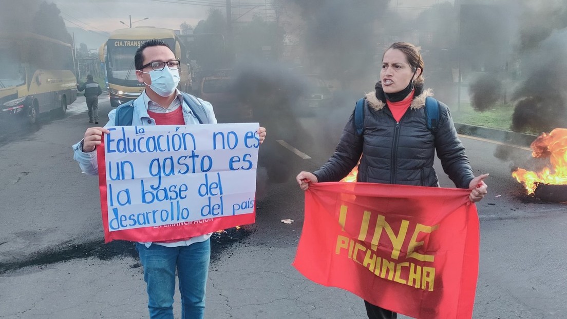 Maestros protestan con cierres de vías y quema de llantas en varias ciudades de Ecuador: ¿Cuáles son los reclamos?