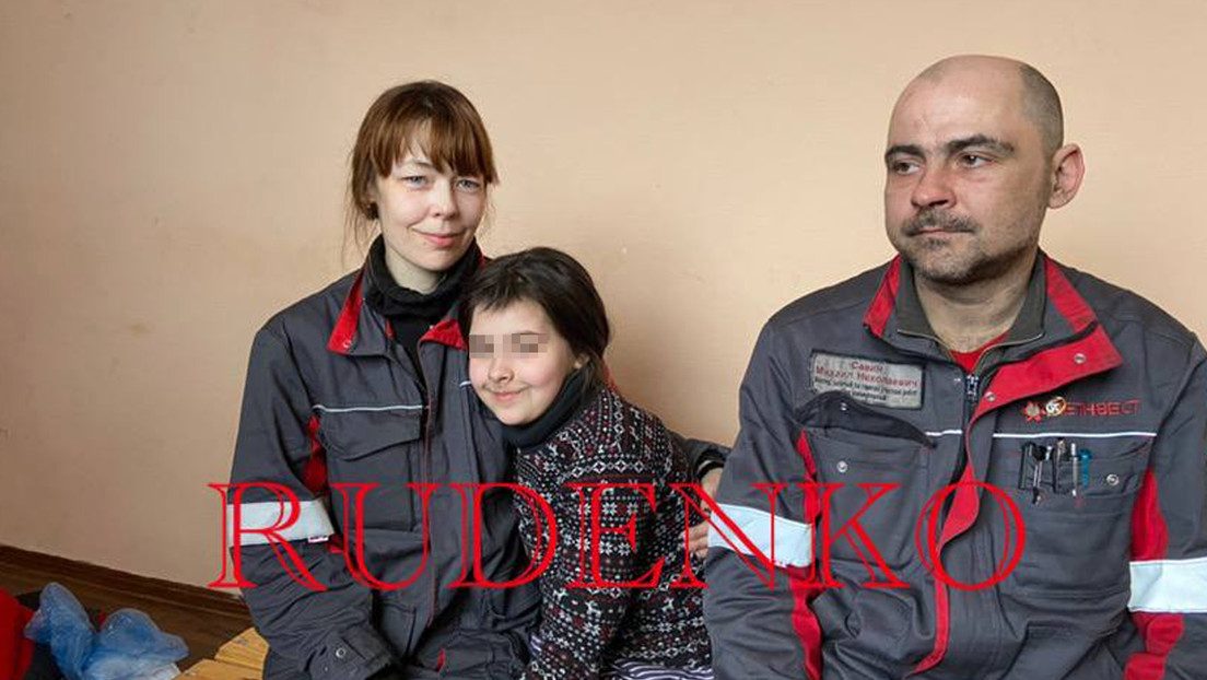 Una familia logra salir de la planta Azovstal a través de un corredor humanitario